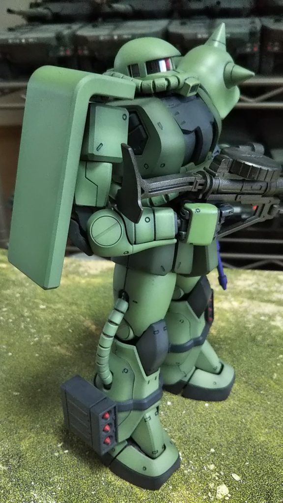 右斜め前、胸張りすぎ?