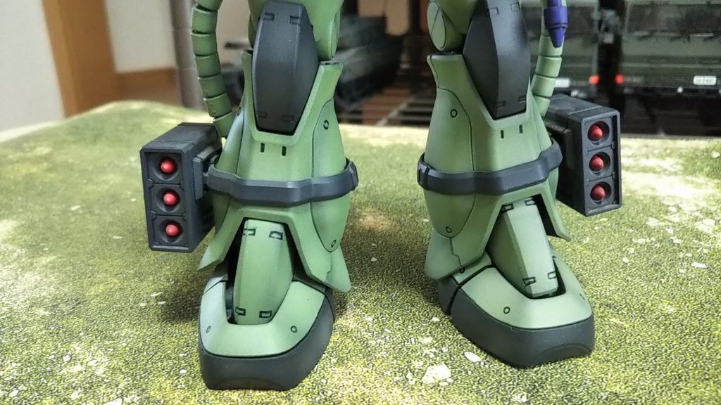 脚のミサイル(多分には無誘導ロケット弾)