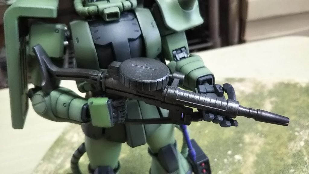 ザクマシンガン装備アニメだと薬莢画左に飛び出してしまうやつ(右肩に構えると射撃の度に顔に薬莢飛んできて邪魔なはかりかアチチなやつ)