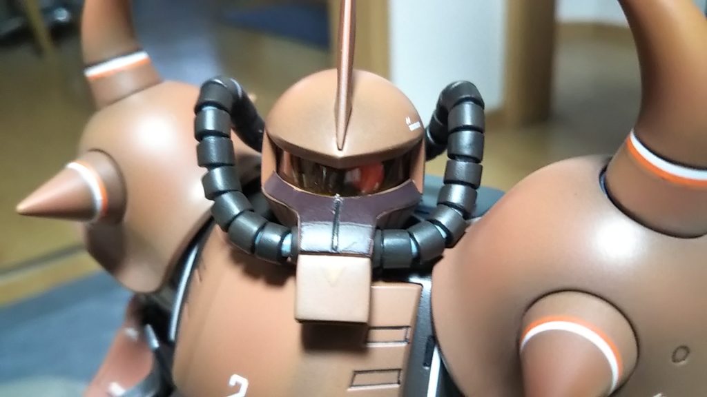 動力パイプで全周囲モノアイの視覚を制限するこだわり💦の頭と曲がったデザインのスパイク(曲げる必要性あったか謎)なおクリアパーツ透明ではなくもクリアオレンジです