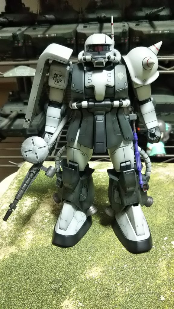 かつて就職する前に高機動型ザク（旧キット)を当時の雑誌やMSVを参考に制作したのですが、本期機は細かい作りの違いが当時難しく作れなかったのです（若さ故の過ち💦）結局制作しないうちにプロショップ仕様、プレバン仕様が発売されたため今日に至りましたキットの入手も難しくなってしまったタイミングでしたが、今の技術で作っら感にかられ制作に至りました💦