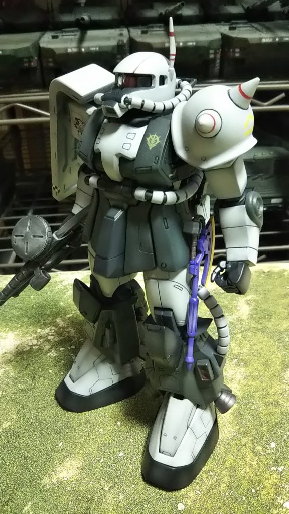 左斜め前、塗りは今風のグラデーション仕上げです💦デカールはver2.0用より使えるモノを転用しています。あと元キットは旧MGシンマツナガザクです。（当時オリジナルを曲げたカラーリングで荒れた疑惑のキット💦）塗れば大丈夫です