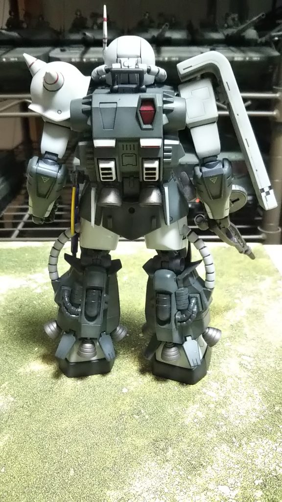 うしろ💦背中の絵がないのでデカール貼れない💦　塗り分けはプレバン仕様を参考にしました