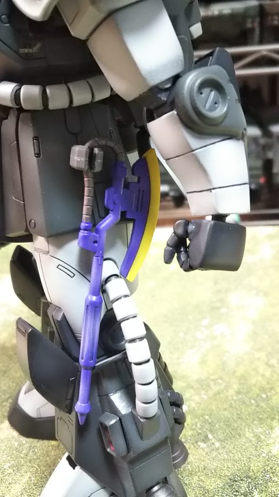 ヒートホークは紫、余りのポリキャップ加工してぶら下がり式にしております💦あちこち塗ってはマスキングして何度も同じ色を吹いています💦