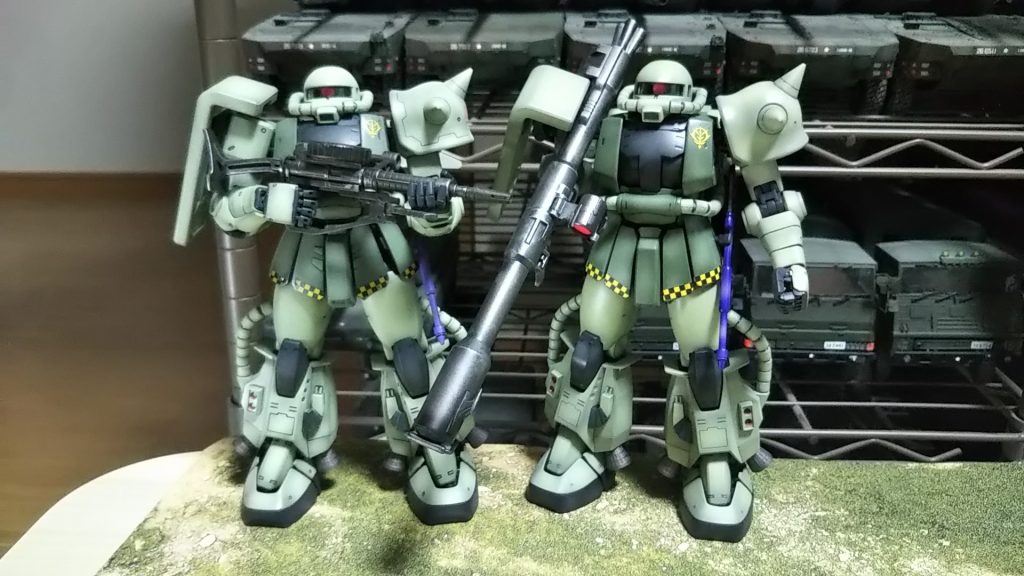 以前から紹介しているR1型(左、ザクマシンガン装備)と