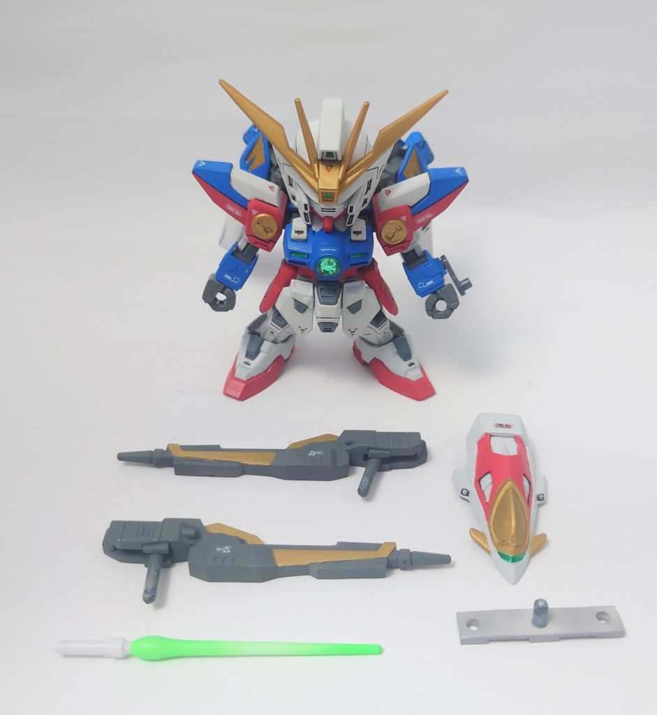 装備一式、右下のは変形用に作ったパーツです。塗装は、白　グランプリホワイト青　コバルトブルー+白など（ 忘れた…）赤　サーモンピンク黄　ゴールド（ ここはつや消しゴールドメッキで育った世代）ビームサーベルの刃　蛍光グリーン　胸部のセンサー（ ？）は100均のジュエルシールを使用してみました。