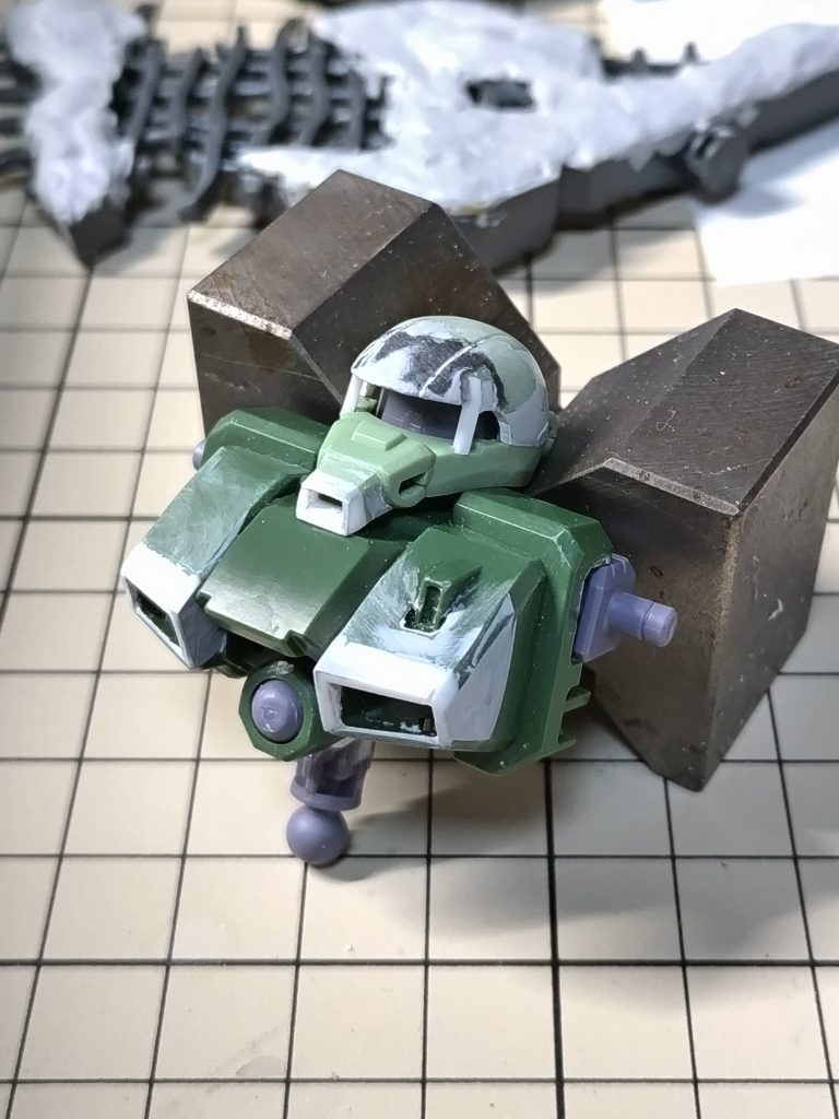 頭と胸の形状変更は主にプラ板を使用しました。モノアイスリットの柱部分が意外とてこずりました。