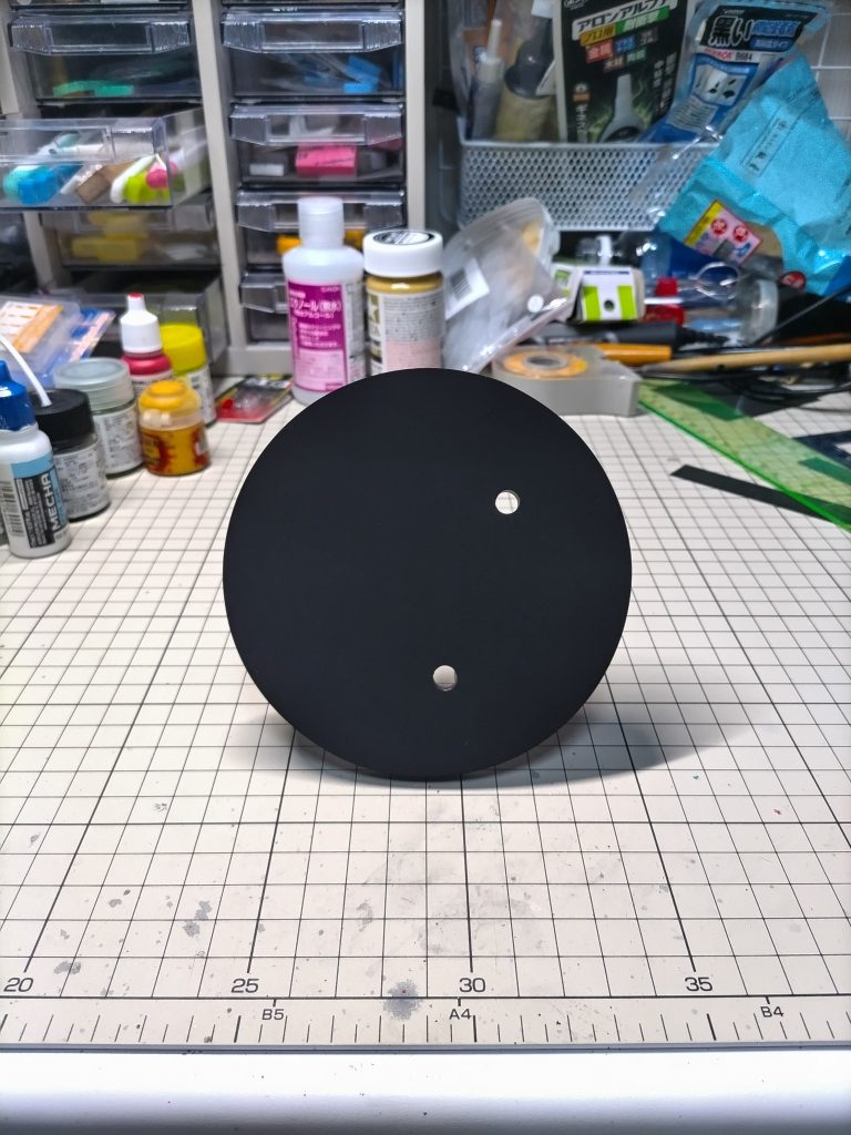 台座はアクションベース5にプラ板でカバーをつけて円形にしたものを使用。暗黒ブラックを塗るったものがあると空間に穴が開いたように一瞬見えるのが面白いです。