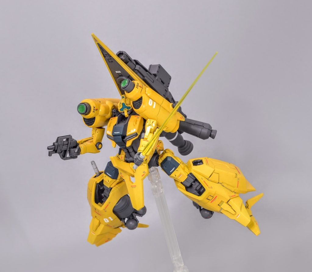 強度不足のため格闘戦は不得手ですが脚部に装備しているビームサーベルで緊急時の近接戦の対応が可能です