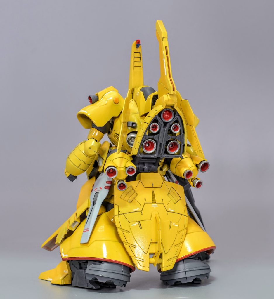 鹵獲したリックドムをリバースエンジニアリングで解析し、シロッコが開発したハンドメイド機という設定です