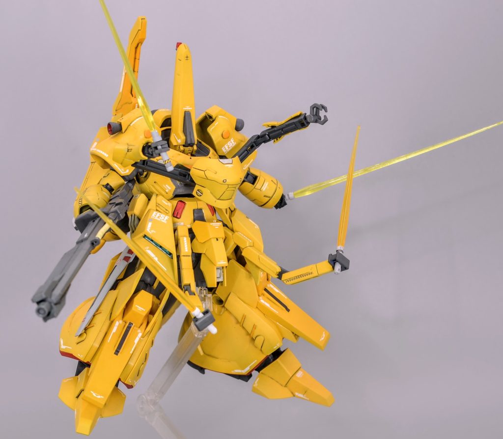 胸部装甲は前方にせり出すことで内部に収納された隠し腕を展開することが可能ですこの腕はシロッコの制御から独立してオートで攻撃や防御を行います