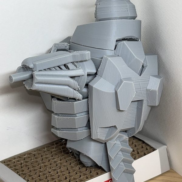 3dプリンタサイコガンダムGQの片肩を出力しました。筋肉パーツが複雑で取れやすいのでサポート材取るのに苦労したけど綺麗にできてよかったです。（2枚目）