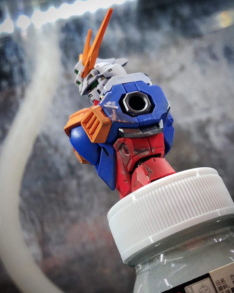 最初はキットにウェザリングしたくなかったけど、ウォータースライドをミスっちゃって仕方なくやったんだ。でも結果的にウェザリングって悪くないアプローチだったよ。シルバーでドライブラシして、黒を使ってどの層がどの層か分かるようにしたのが見えるね