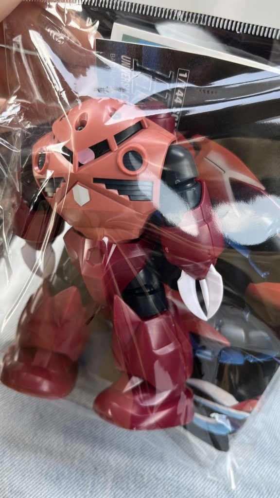 このズゴックの特徴は手足関節1つずつなくちんまりしてるところ元々このスタイルかわいいかなという構想はあってそのうち作ろうと思ってたときふと見かけたジャンク買ったらなんと関節が1つずつないという　そうはならんやろ　なっとるやろがい！ということでこのズゴックができました