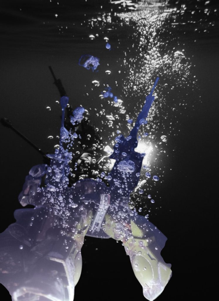 カミーユ「 左バーニアが消えた!」「くっ!この辺が限界なのか、、、 」 『 もう少しだ、カミーユ、、、』カミーユ「 !」 『 人は所詮、独りなんだよ、、』カミーユ「勝手なことを云う!! 」「 うぉぉおおぉおおっ!!!」シロッコ「 !!!」