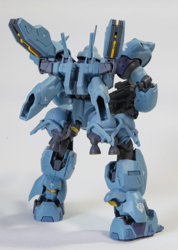 もともと武器が特徴的なケンプファーなのですが、「宇宙圏」を考えると、デブリをバラ撒いてしまう実弾の武器や、チェーン・マインも“敵機1体倒すのにコスパ悪いかも”と考えて、さっさとオミットし、大きすぎない丁度よいビーム系の武器とバックパックがセットになっているエアリアル改修型のものをシンプルに携帯させることにしました。