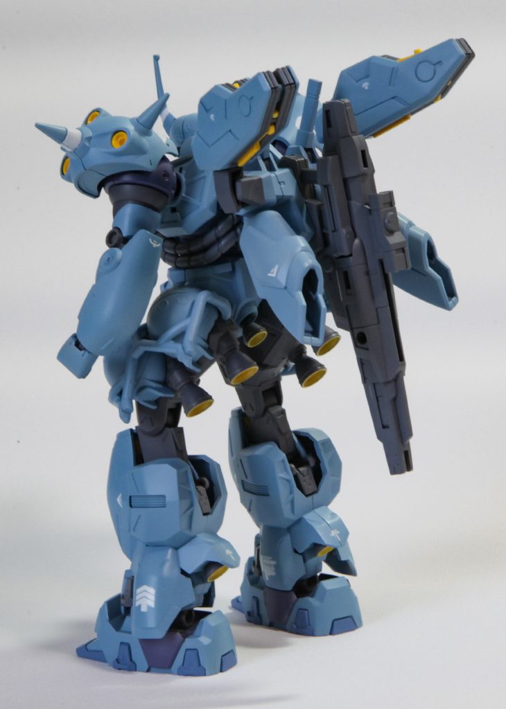 キット素体のディテールがまあまあカッコいいので、今回はスジボリはなし。頭部、肩と胴体のジョイント、膝関節はプラバンなどでスクラッチしました。バックパックに武器をスタックできるのは良いですね。