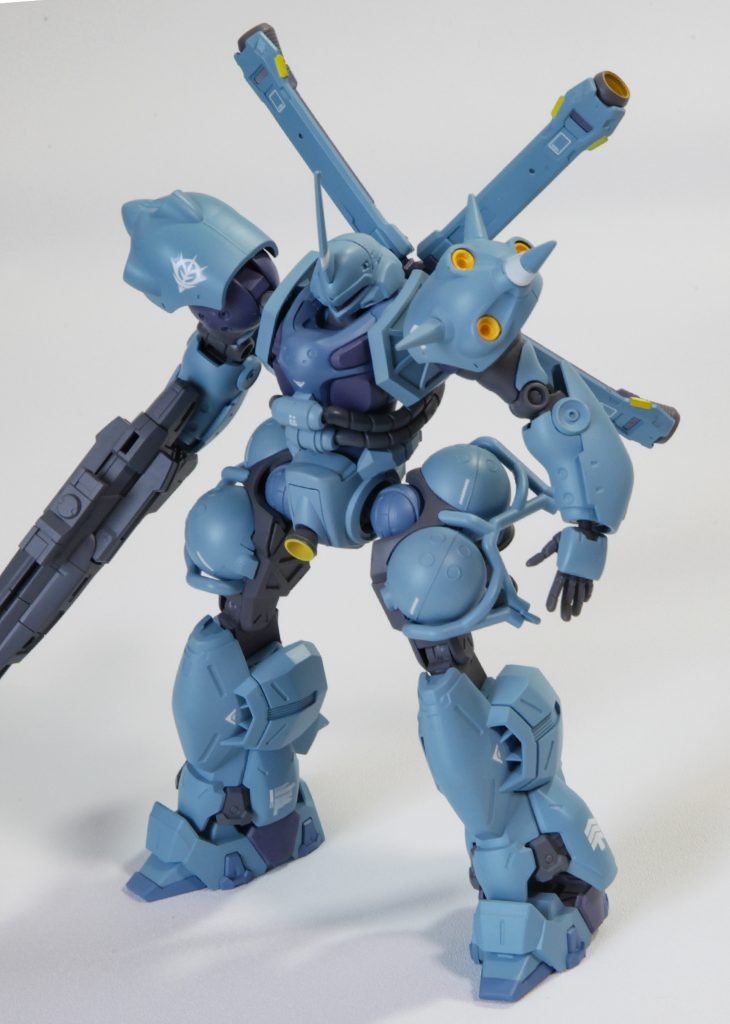 カラーリングは、設定カラー(ザク、ケンプいずれも)より明るいです。クレオスの旧ソ連系ブルーとGQuuuuuuXブルー、ガイアのミッドナイト・ブルーで細かくコントラストをつけました。バーニアやエグゾースト類をはじめ、イエローの部分は、蛍光塗料を混ぜて塗装したので、ブラックライトで照らすとかっこよく発光してくれるのですが、撮影時は画角的にあまり映らないところばかりでしたので、写真では伝わらないかもです。