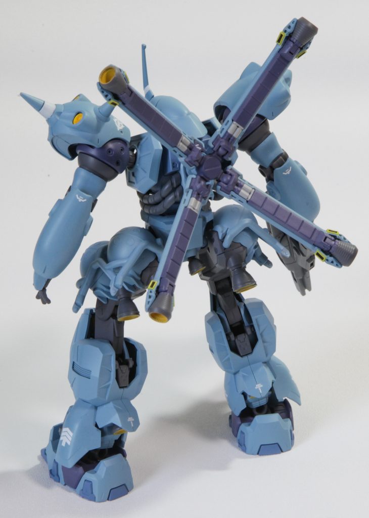 当初は、地上からコロニーまで自力で航行できたらなと、アトラスの様な大型の航行オプションを搭載してみようかなと考えたのですが、全身のプロポーションとオプションパーツのサイズ感にギャップがありすぎる感じになってしまったので(写真はないです)、幾つかのバックパックをミキシングしました。中でもこのクロスボーンGのバックパックは、ザク系統のドクロ感と相まって結構かっこよかったので、同時に塗装まで進めました。これなら宇宙での近接戦に効果がありそうですし、エグザべ君にも似合うかと。