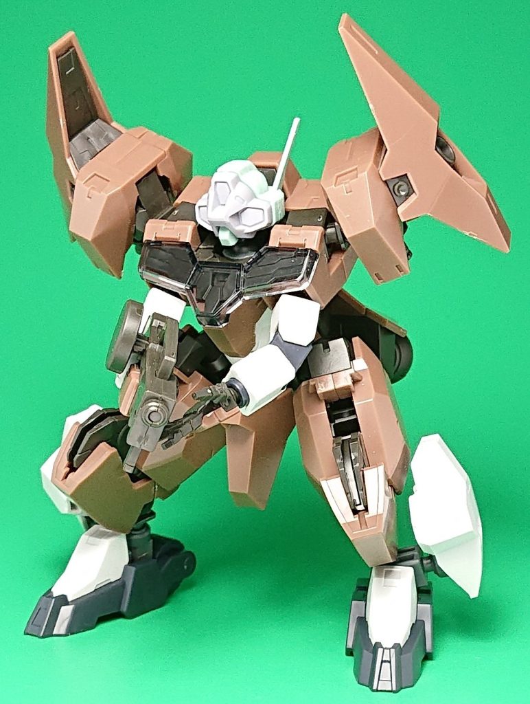 最初はコアガンダムをベースに考えていましたが上手くいかずに悩んでいたところ、何気なく見たルブリスソーンが丁度良さそうだったので試したところ一気に作業が進みました。