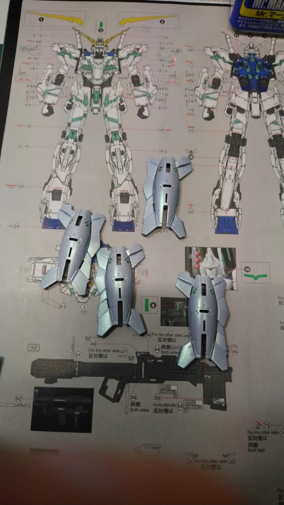 ホワイトとプリズムカラーの塗装が終わったら、デカールをキットに適用しました。いつも思うんですけど、メタリックグリーンのデカールを高品質で売ってる他のブランドってあるのかな？もしおすすめがあったら、ぜひコメントで教えてください！