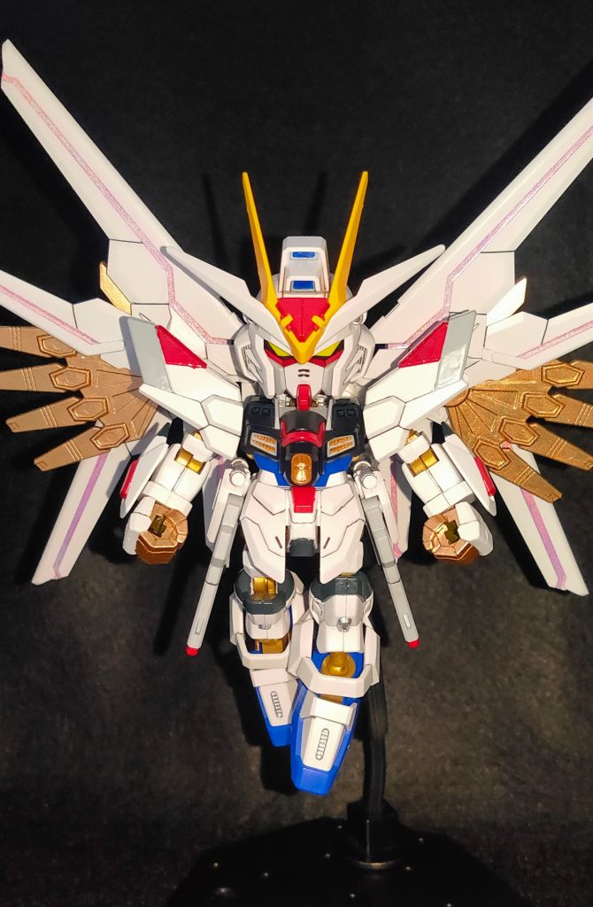 プラウドディフェンダーが大きいお陰か存在感が滅茶苦茶ある気がする。背中のピンクのラインはガンダムマーカーのトランザムホロレッドを使いました。