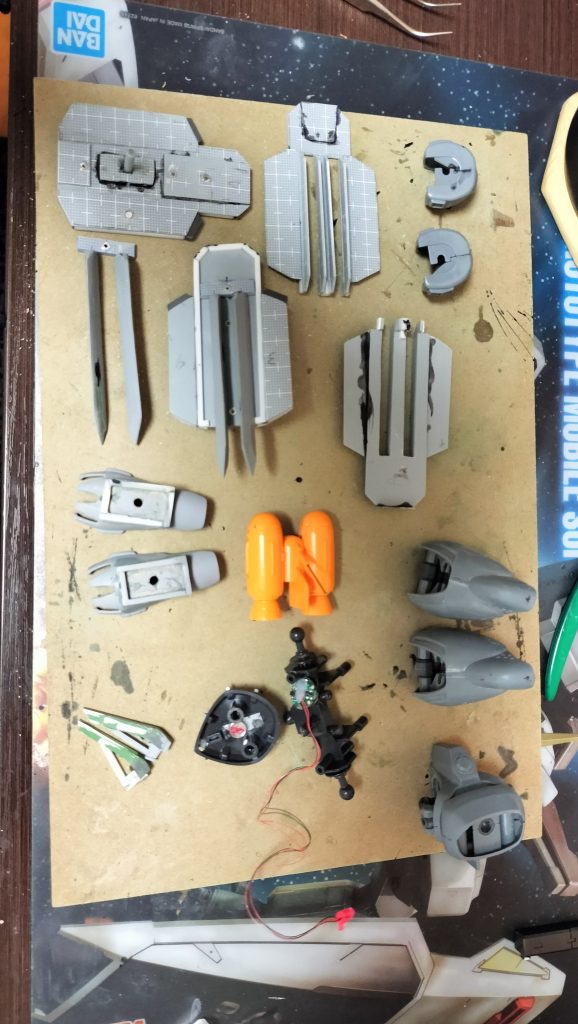 改修、新規製作部分。ラム部分はゲルググキャノンのトサカを芯に製作。クローは黒い剣士の大剣と一緒にプラ板とパテにて、シールドはプラ板箱組し腕部とはプラ棒差し込み式で接続。シールドにマグネット仕込んで、クロー位置変更可能。マグネット式電飾、合わせ目消し。