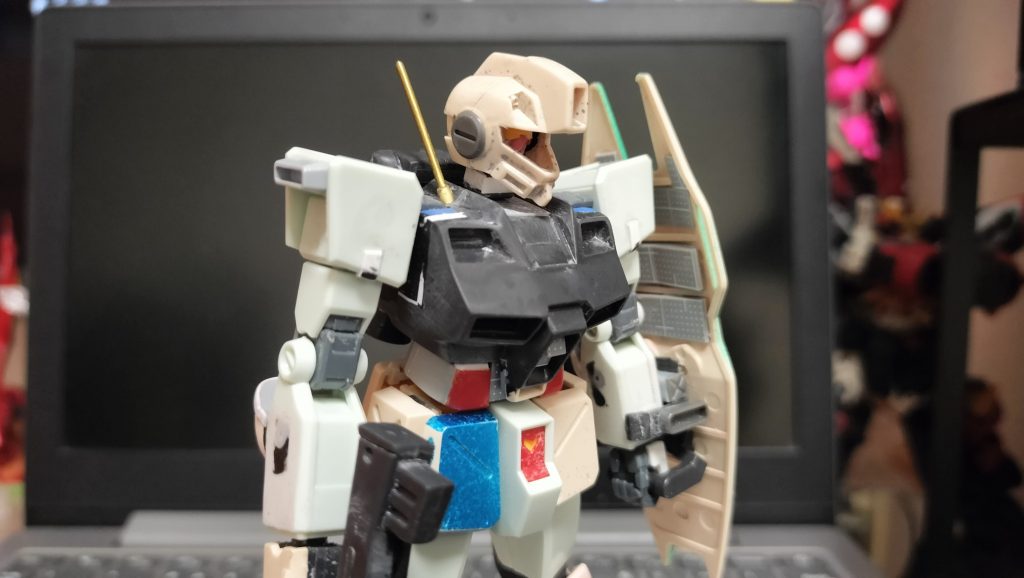 胸部のアンテナは無くしたので真鍮線で代替しました。腕部はガンダムのものに、ジムコマンドの肘カバーを無理やり接着。肩接続をEGガンダムに置き換えたので少し稼働が良くなっています。腰部ガンダムだと細すぎる感じだったので、1mm幅増しました。