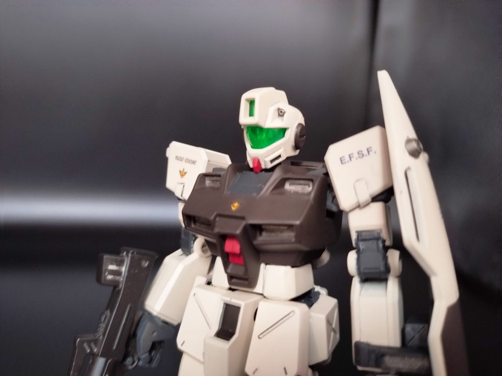 バストアップ。腕部や腰部はガンダムからですが、胸部や頭部造形も格好良い