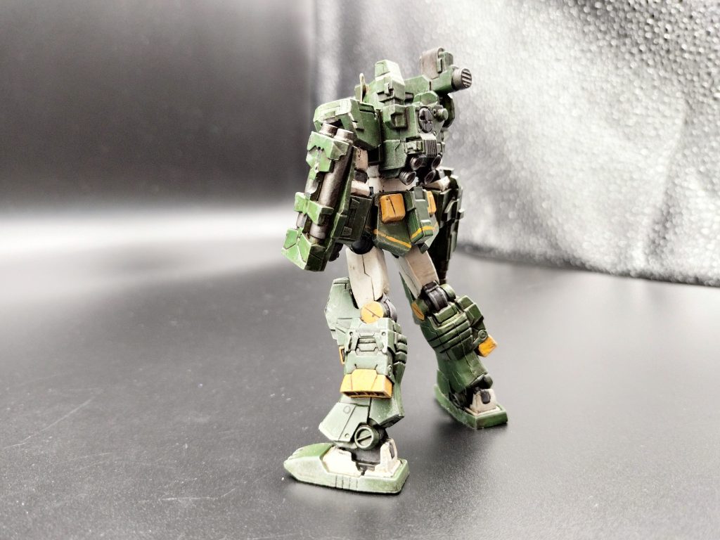 バックショット。固定モデルならではの足のS字曲線が良き(gundam-kao2)