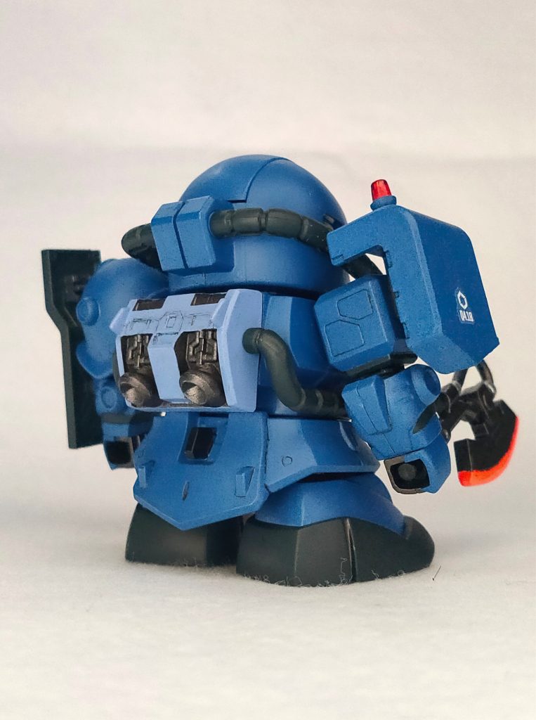 バックショット元の軍警ザクにはバックパックが無いので、カラーリングは自分で考え、水性ホビーカラーのすみれ色で塗装しました。