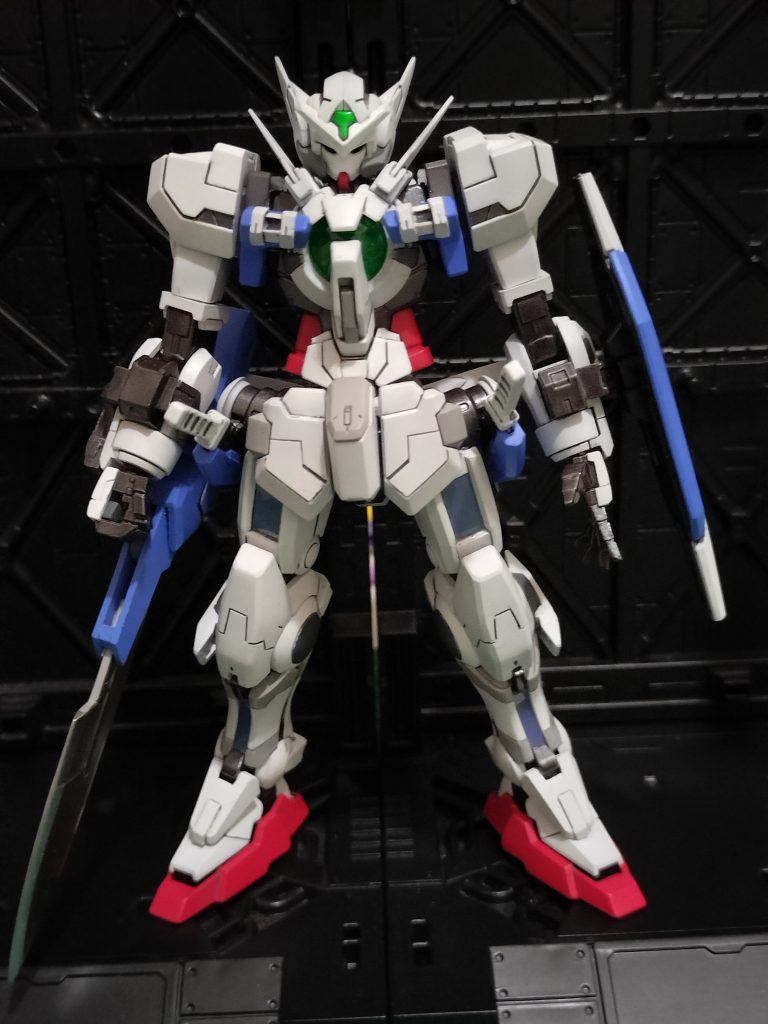 腰回りがスカスカだったので、エクシアのソードを装備。解消せず。(gundam-kao2)肩の付け根の塗分け間違えましたが、塗り直す気力もなく、完成直前に気づいたので、「 これでもありじゃね？」ということにしてそのままに。