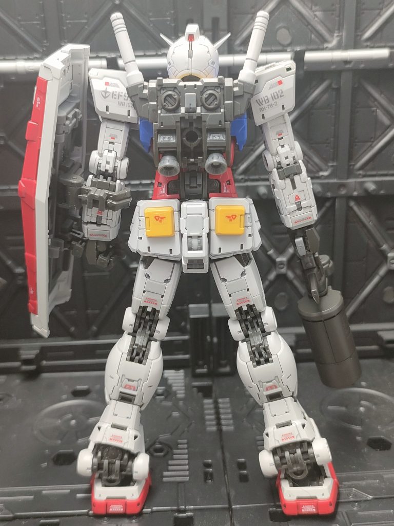 なので塗装は諦めました。しかしRGは素組でホントにカッコ良い!!感動しましたね!!付属のリアリスティックデカールは使用するか、迷いましたかが、デザインがカッコ良いし、とりあえず貼ってみました。シールの余白はやっぱり目立つけど自分的には割とセーフな感じ。胸の一部は貼り後が目立ったので、水転写式デカール使用してます。