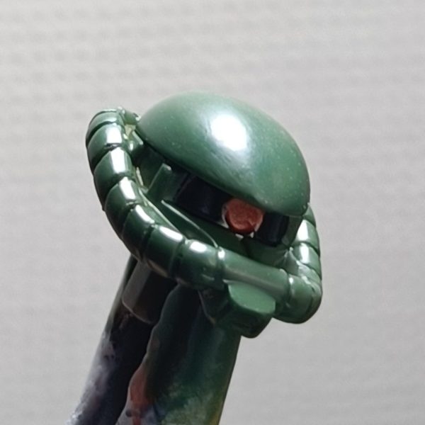 今回もガンダムアッセンブルの筆塗り、ザクです。ラッカーでやってるからですかね、筆ムラが出なくてサクッと終わりました。コツを覚えたなんて調子には乗りませんよぉ(zaku-kao4)あとは適当に汚してコートして完成投稿迄、お楽しみに。(gandam-hand1)（1枚目）