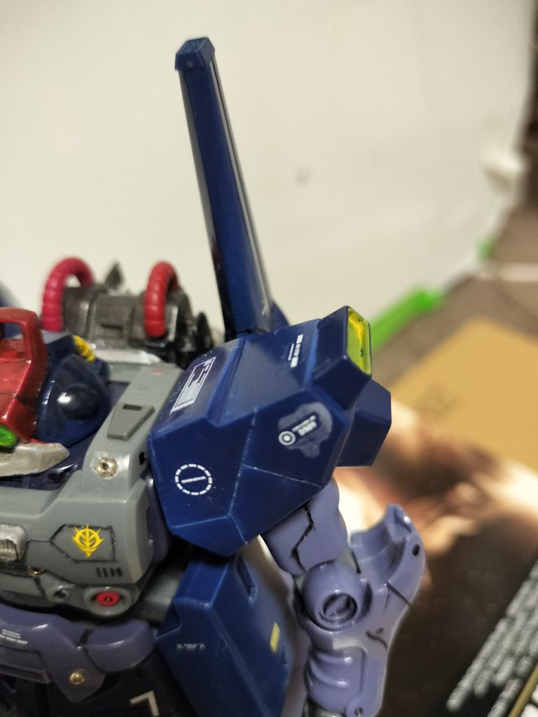 方はEニューガンダムのを転用したが、サイズが合わず、真ん中から割ってプラパンを組み合わせました。