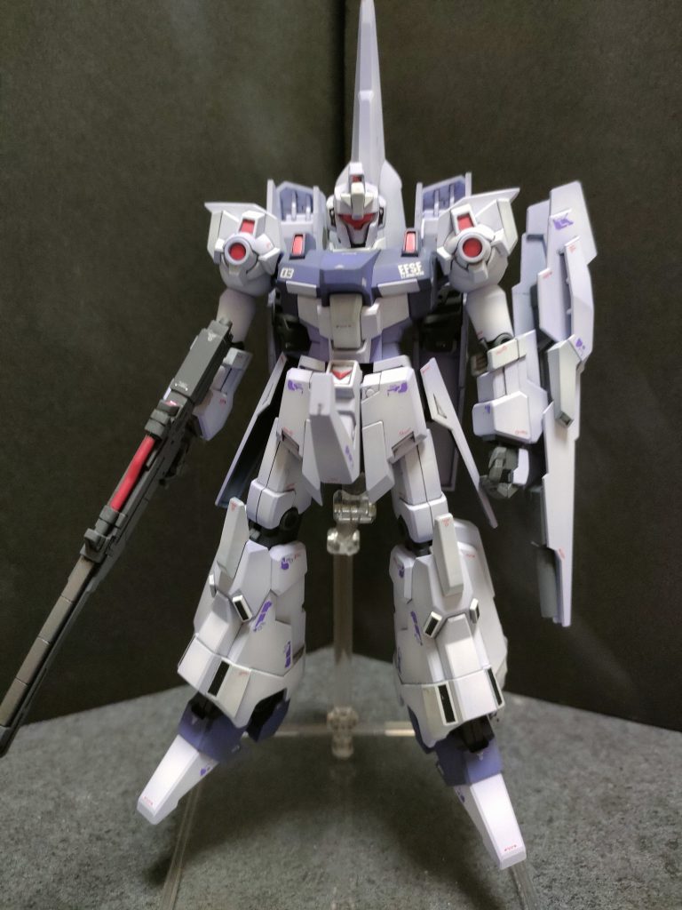 塗装はセンサーなどの赤色はガンダムカラー トランザムレッド!!模型店行ったら売れ残ってたやつ。白はアルティメットホワイト+ガンダムカラーホワイト1+パープルからのグラデーション塗装で。紫部分はメカサフヘビーからのパープル+ウルトラマリンブルー+白のグラデーション。