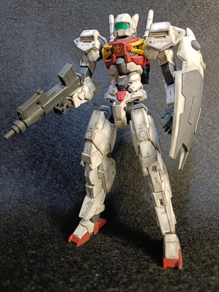 ジムコマンド正面。エース用にチェーンされたジムです。赤いガンダムと30mmのミキシングキットとなっております。前回のジム作った時、シイコ機は?というコメントもらったのでノリで作ってみました。顔は流石にそのままでは違和感あったので、ジムっぽくあごをつけてます。それ以外いっぱいある3mm穴に磁石をはめ込み武装が脱着できるようにしました。