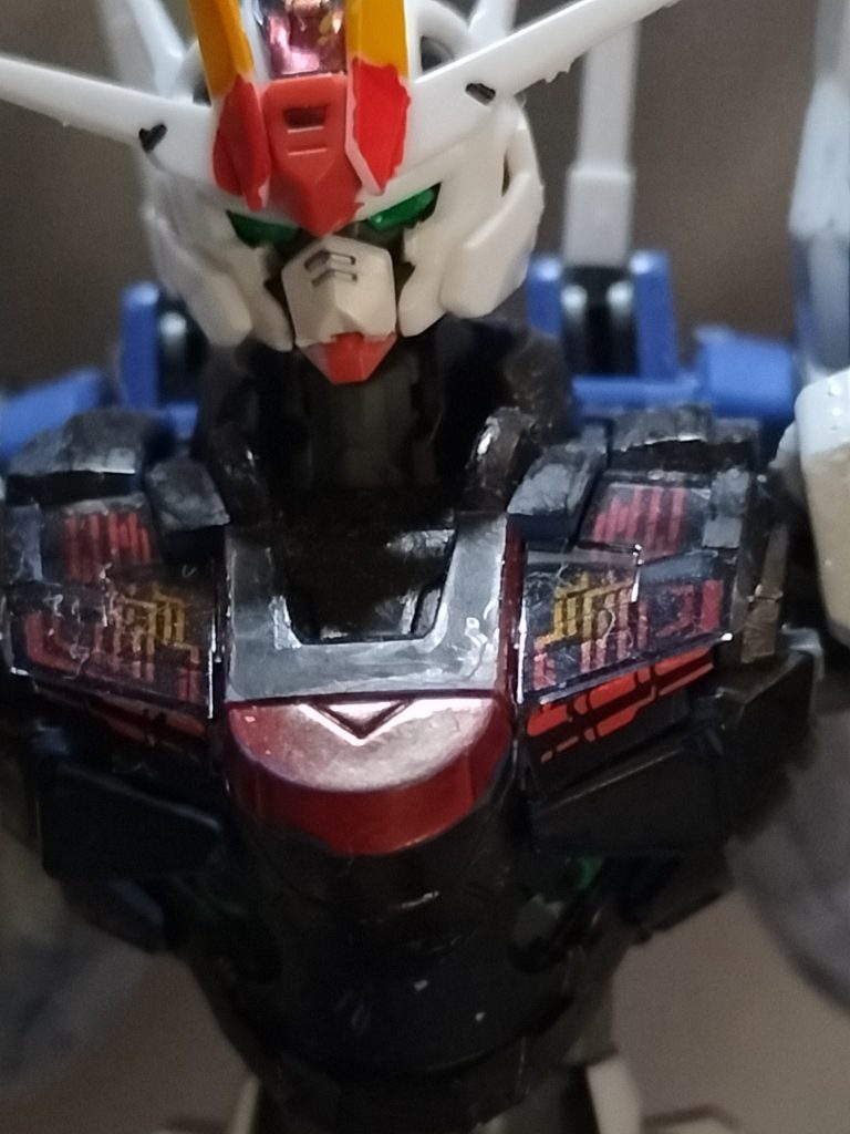 顔のマスクの部品が欠損していた為余っていたマスク取り付けました