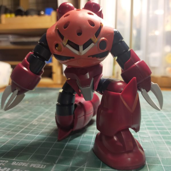 HGUCズゴック改修オリジナリティを発揮する前に、まずは可動域の狭さを修正腹部を削って前屈姿勢が取りやすくした後、頭部を改修悪人顔にしつつ頭頂部を削って、ギュっとした（ 語彙力）この時点で代表的なポーズは格好が付いたあとは膝立ちと腕だらん（ 語彙力）膝立ちさせるにはスカート？が邪魔なので、股関節を前後稼働出来るように調整しつつ、前スカートもRG的に可動するようにした膝立ちもそれっぽくなったが、腕が短い2〜3ミリ延長した方が異形感が高まるので、後ほど修正（6枚目）