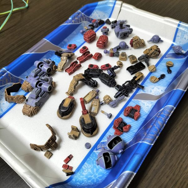 ちまちま塗装しております。細いの大分塗りました。