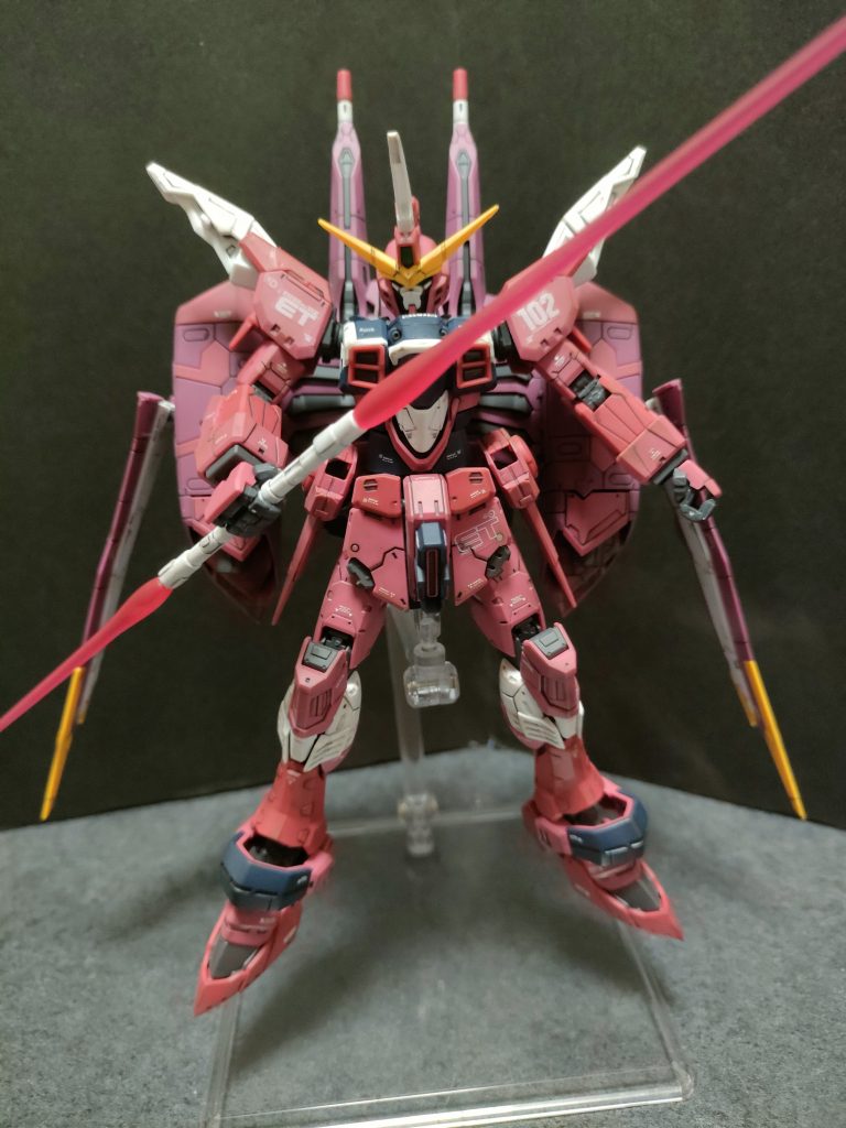 素組みに半光沢スプレー吹いて表面保護してTAMIYAの墨入れブラックで墨入れ。その後、デカールを貼りTAMIYAのウェザリングマスターでウェザリング。最後に艶消しトップコートをエアブラシで吹いて完成しました。