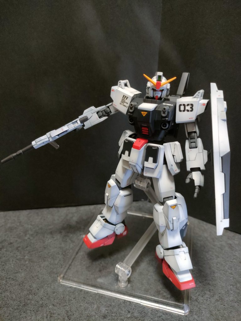 このブルーディスティニー3号機は全塗装仕上げしました。合わせ目は横着して段落ちモールド化。