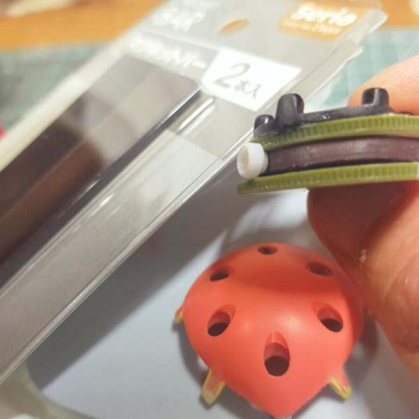 ズゴック基礎改修ふくらはぎ上部をカットし、直角以上に可動域を広げたその分膝が寂しくなるのでカット&位置調整してボロ隠しを行った腕は4ミリ延長し、シルエットを整えた モノアイ部は新設カットしたマグネットバーにプラバンを上下からサンドする形でレール部分を作っているちなみにレールの上下は2ミリ幅の結束バンドでディテールを足しているモノアイの裏にもネオジム磁石を貼ることで、マグネットバーに沿って自由に位置調整出来るようにしている（4枚目）