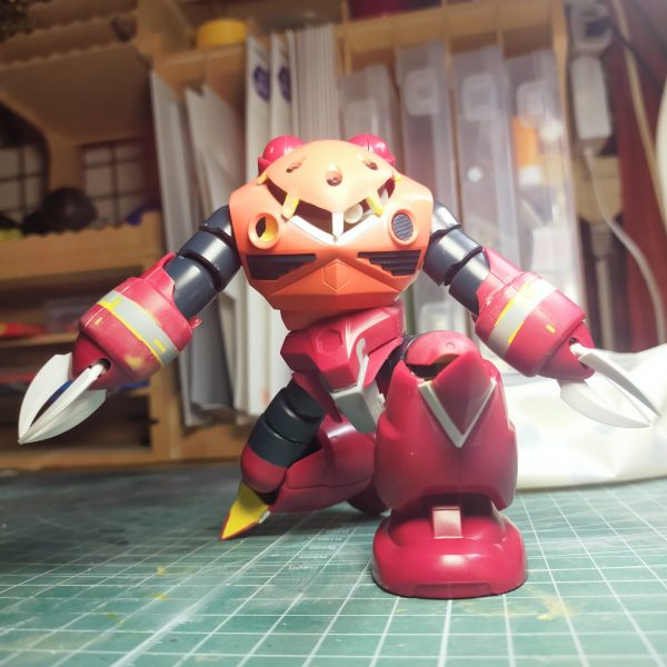 ズゴック基礎改修ふくらはぎ上部をカットし、直角以上に可動域を広げたその分膝が寂しくなるのでカット&位置調整してボロ隠しを行った腕は4ミリ延長し、シルエットを整えた モノアイ部は新設カットしたマグネットバーにプラバンを上下からサンドする形でレール部分を作っているちなみにレールの上下は2ミリ幅の結束バンドでディテールを足しているモノアイの裏にもネオジム磁石を貼ることで、マグネットバーに沿って自由に位置調整出来るようにしている（6枚目）