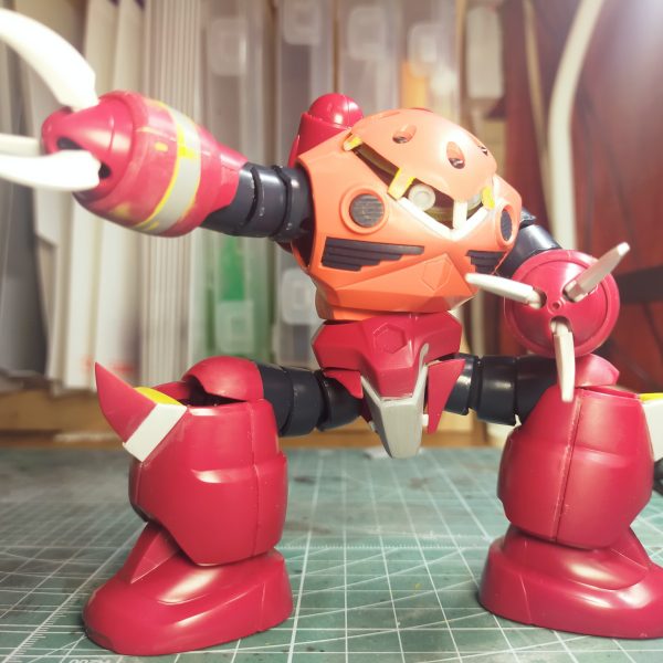 ズゴック基礎改修ふくらはぎ上部をカットし、直角以上に可動域を広げたその分膝が寂しくなるのでカット&位置調整してボロ隠しを行った腕は4ミリ延長し、シルエットを整えた モノアイ部は新設カットしたマグネットバーにプラバンを上下からサンドする形でレール部分を作っているちなみにレールの上下は2ミリ幅の結束バンドでディテールを足しているモノアイの裏にもネオジム磁石を貼ることで、マグネットバーに沿って自由に位置調整出来るようにしている（5枚目）