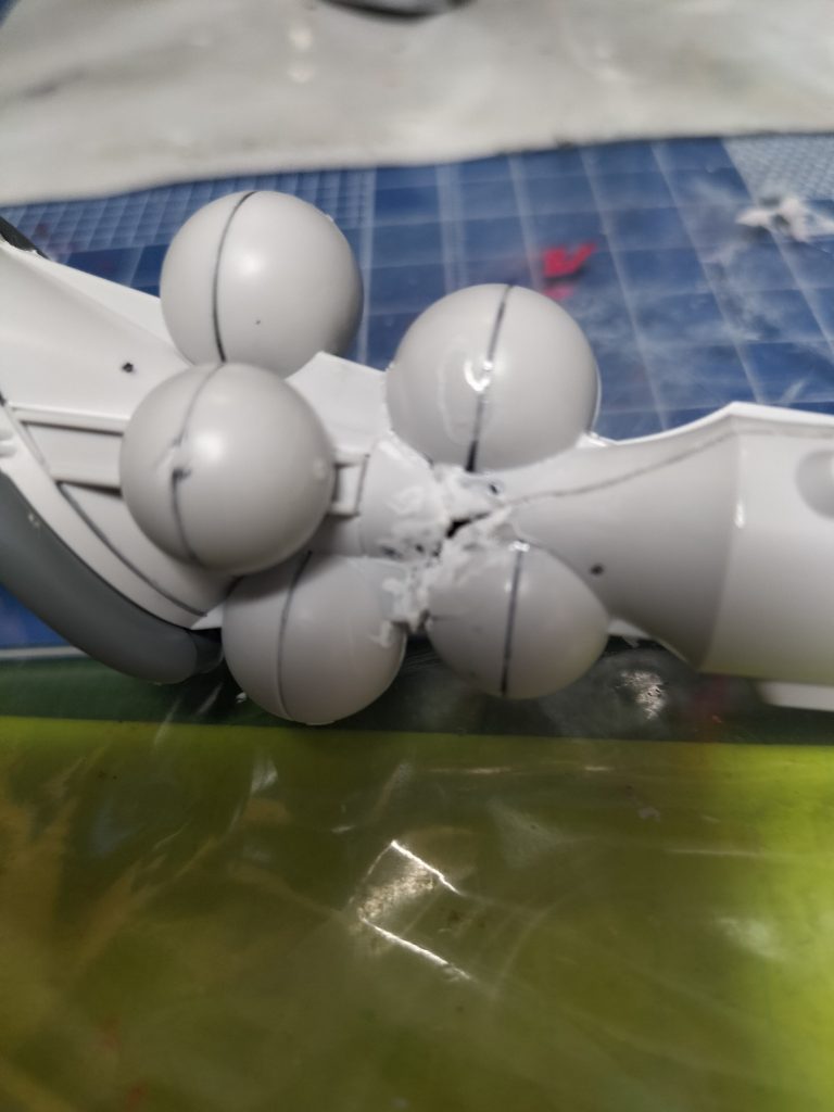 ランスが折れていた為瞬着で修復