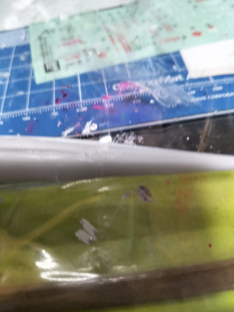 パテで少し埋めました