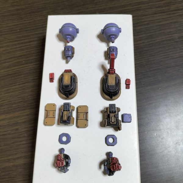 組み上げ開始しました。今日は腕を組みました。塗膜の厚みを考慮せず工作してしまったので意外と苦戦した(^_^;)パーツ構成は、肩＝1/100旧キット　トールギスより加工＋謎ジャンク＋プラ板工作、二の腕＝謎ジャンク＋プラ板工作、前腕＝カエルロボより加工＋プラ板工作、ハンドパーツ＝1/100旧キット　トールギスより加工＋プラ板工作組み上げも意外と神経使うのね¯⁠⁠(⁠°⁠_⁠o⁠)⁠/⁠¯（3枚目）