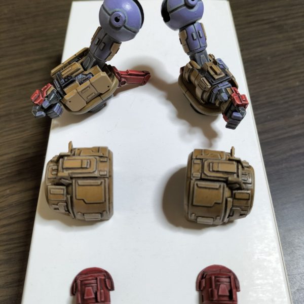 組み上げ開始しました。今日は腕を組みました。塗膜の厚みを考慮せず工作してしまったので意外と苦戦した(^_^;)パーツ構成は、肩＝1/100旧キット　トールギスより加工＋謎ジャンク＋プラ板工作、二の腕＝謎ジャンク＋プラ板工作、前腕＝カエルロボより加工＋プラ板工作、ハンドパーツ＝1/100旧キット　トールギスより加工＋プラ板工作組み上げも意外と神経使うのね¯⁠⁠(⁠°⁠_⁠o⁠)⁠/⁠¯（2枚目）