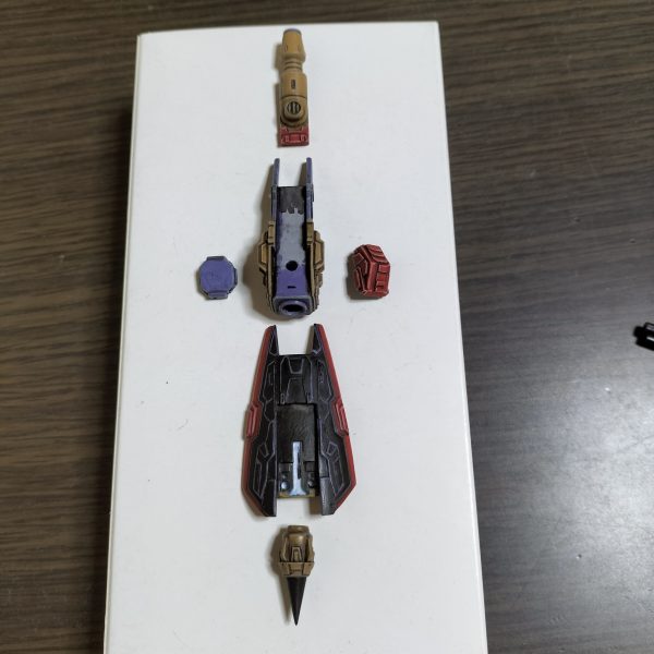 武器シリーズ組みました。パーツ構成は…脳天ビーム砲＝プラ板スクラッチ、パイルバンカー風シールド＝ブルーディスティニーのシールドより加工＋ブルーディスティニーの前腕部＋謎ジャンク＋プラ板工作、ライフル＝ブルーディスティニーのライフルより加工＋謎ジャンク＋プラ板工作次はバックパックを組み上げます┏⁠(⁠＾⁠0⁠＾⁠)⁠┛（5枚目）